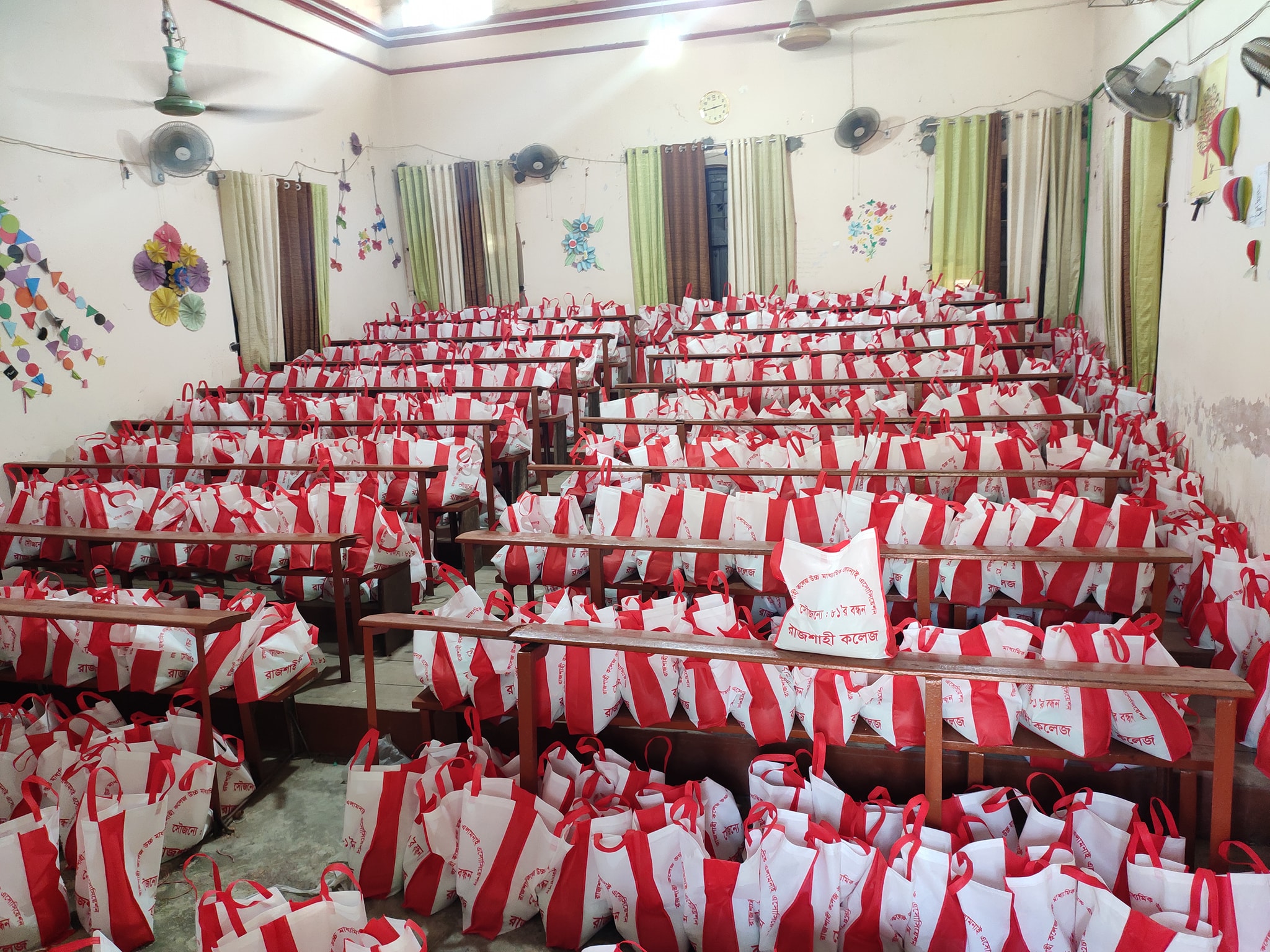 করোনাকালীন সময়ে খাবার বিতরণ