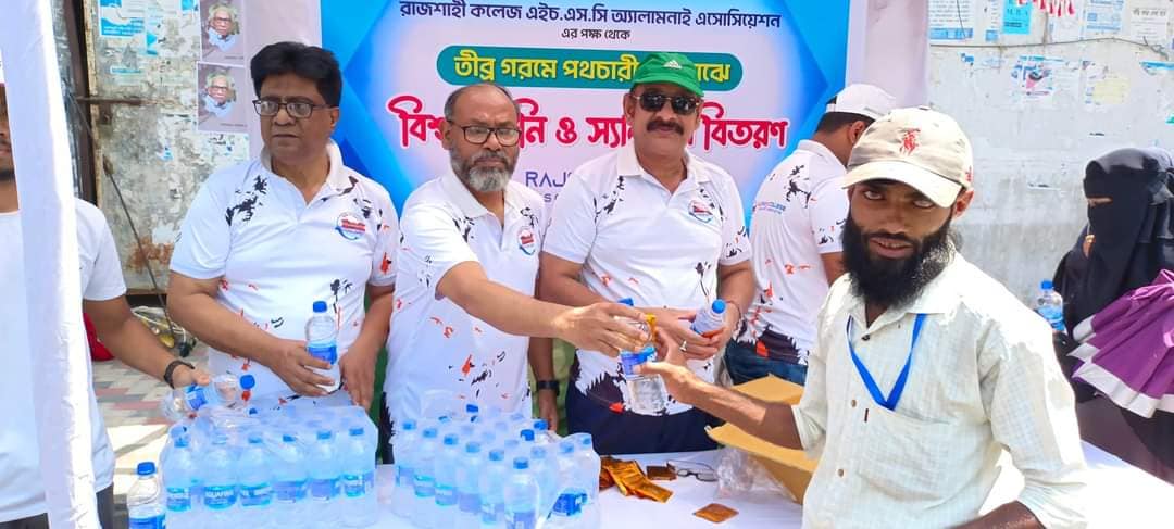তীব্র গরমে পথচারীদের মাঝে বিশুদ্ধ পানি ও স্যালাইন বিতরণ - ২০২৪